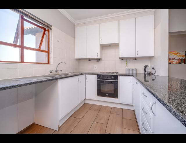 2 BEDROOM APARTMENT FOR SALE IN BRYANSTON